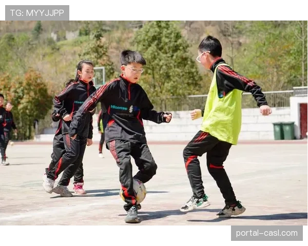 英超与慈善机构合作，发起“足球进校园”公益活动