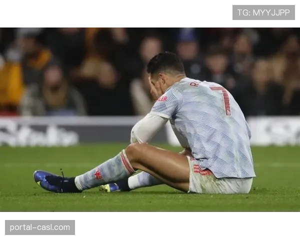 终场哨响,36岁的曼联中卫马奎尔在2026年3月的雨战中低头不语 终场哨响,36岁的曼联中卫马奎尔在2026年3月的雨战中低头不语